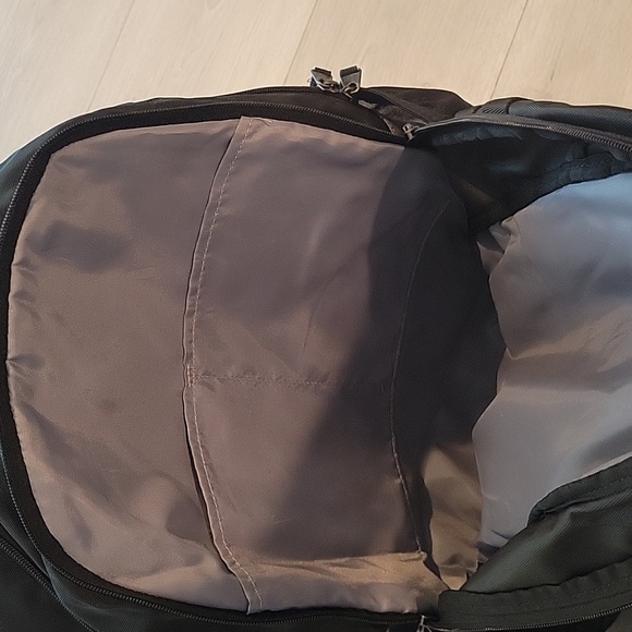 Under armor storm backpack black with gray interior - Picture 5 of 7